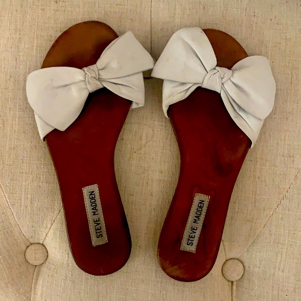 Beautiful Steve Madden white bow sandals - size 6
